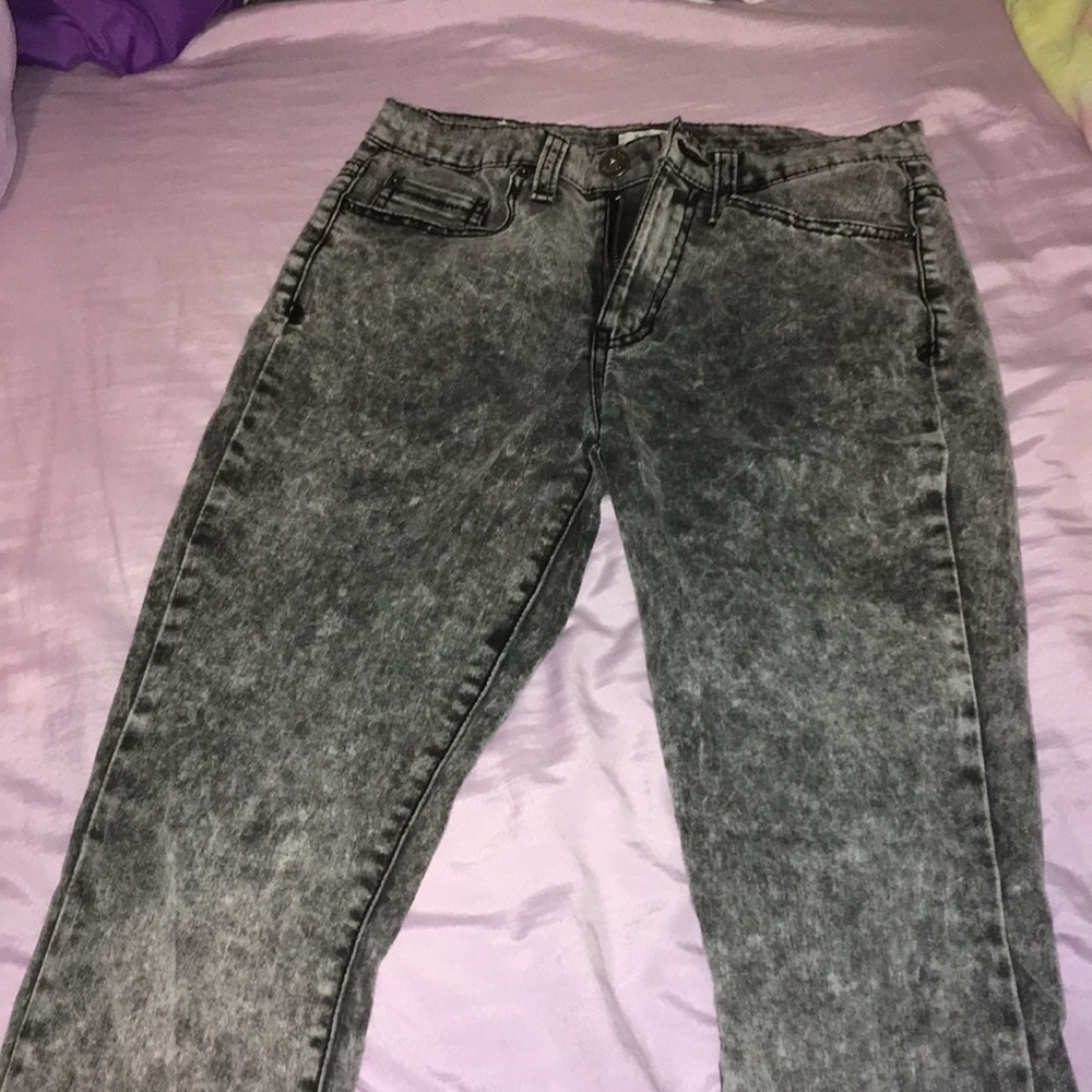 Grey acid washed jeggings.